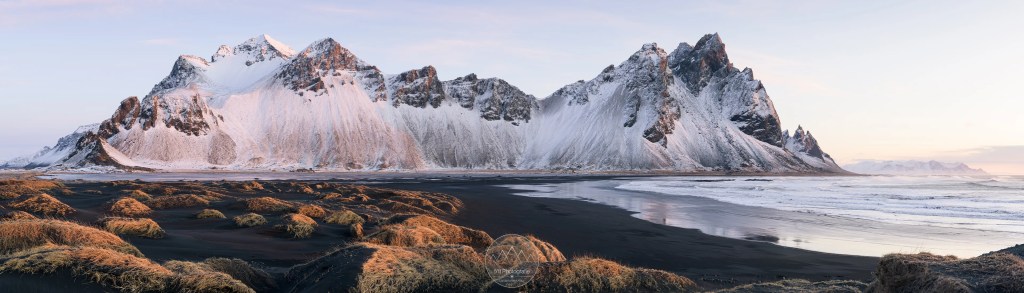 Blick auf die Bergruppe Vestahorn auf der Landzunge Stokksnes auf Island